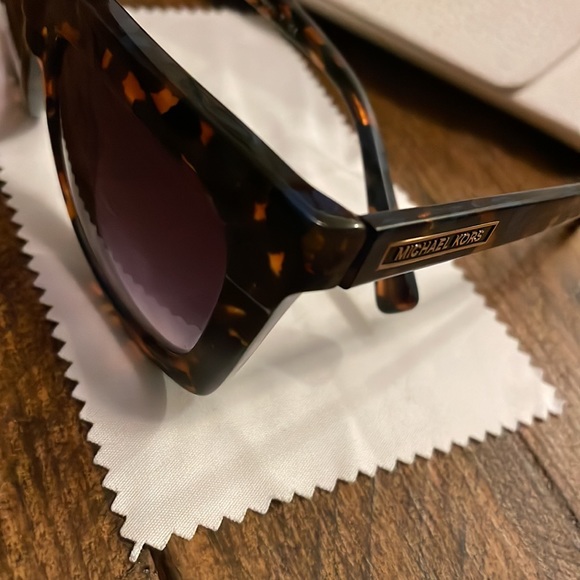 Michael Kors Sunnies - Picture 3 of 3